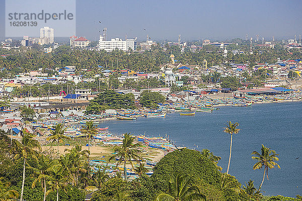 Blick auf Hafen und Strand von Kollam  Kollam  Kerala  Indien  Asien