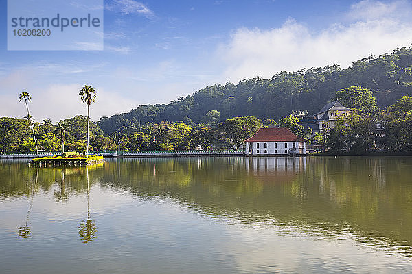 Kandy-See und der Zahntempel  Kandy  UNESCO-Weltkulturerbe  Zentralprovinz  Sri Lanka  Asien