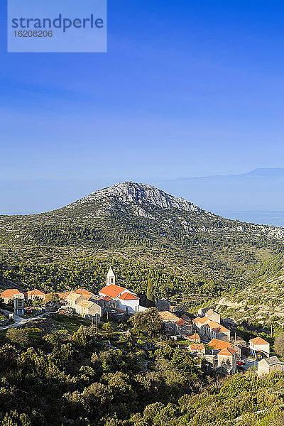 Dorf Velo Grablje und Berge gegen die Adria  Insel Hvar  Dalmatien  Kroatien  Europa