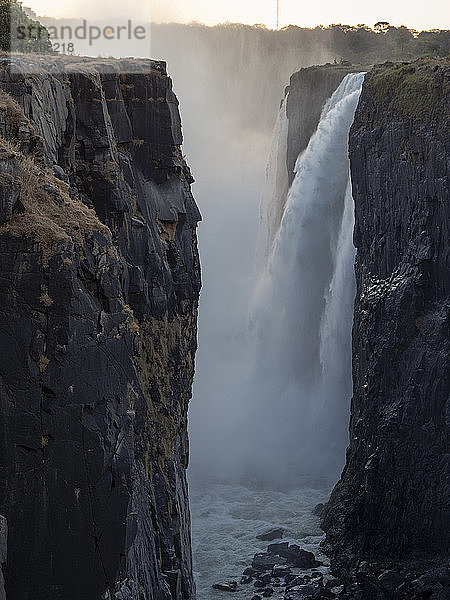 Blick auf die Viktoriafälle am Sambesi  UNESCO-Weltkulturerbe  an der Grenze zwischen Sambia und Simbabwe  Afrika