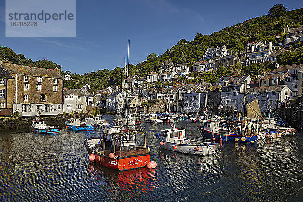 Eine der berühmtesten Attraktionen Cornwalls  das ultimative kornische Fischerdorf Polperro an der Südküste  Cornwall  England  Vereinigtes Königreich  Europa