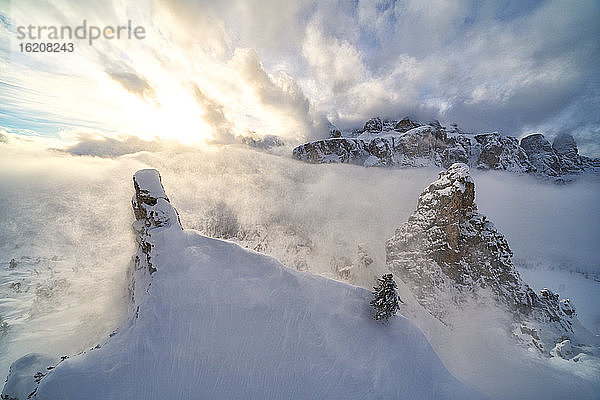 Luftaufnahme des schneebedeckten Sellas von der Cir-Gruppe  Naturpark Puez-Geisler  Grödner Joch  Dolomiten  Südtirol  Italien  Europa