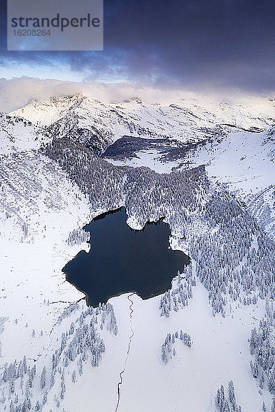 Der von Schnee umgebene Cavloc-See  Luftaufnahme  Bergell  Engadin  Kanton Graubünden  Schweiz  Europa