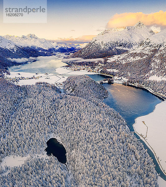 Luftaufnahme der verschneiten Wälder um den Lej Nair  Piz Polaschin  Piz La Margna  Silvaplana und Lej DaChampfer  Engadin  Kanton Graubünden  Schweiz  Europa