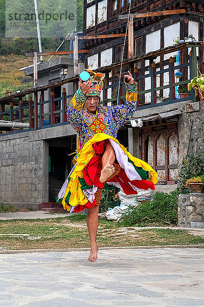 Bhutaner  die den maskierten Cham-Tanz aufführen  Paro  Bhutan  Asien