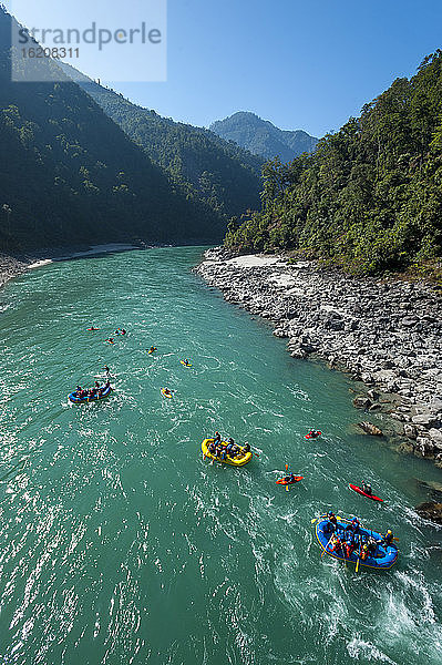 Flöße und Kajaks treiben den Karnali-Fluss im Westen Nepals  Asien