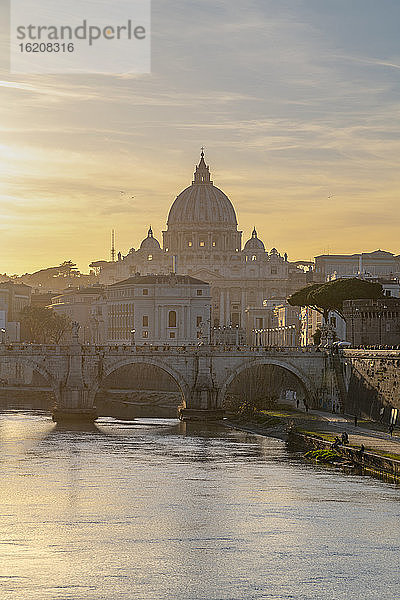 Tiber  Petersdom  UNESCO-Weltkulturerbe  Rom  Latium  Italien  Europa