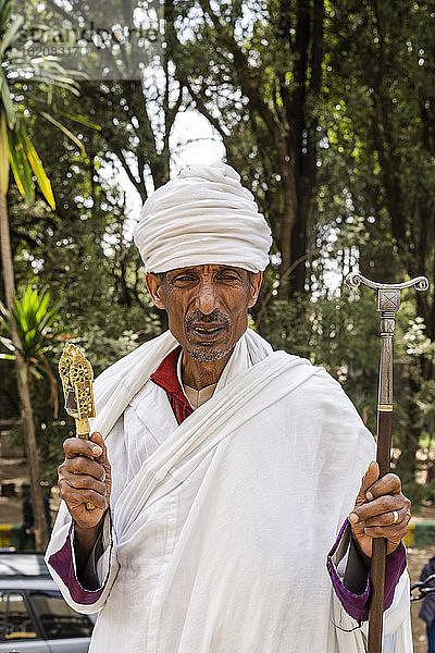 Porträt eines äthiopisch-orthodoxen Priesters  der den Gebetsstab hält  Addis Abeba  Äthiopien  Afrika