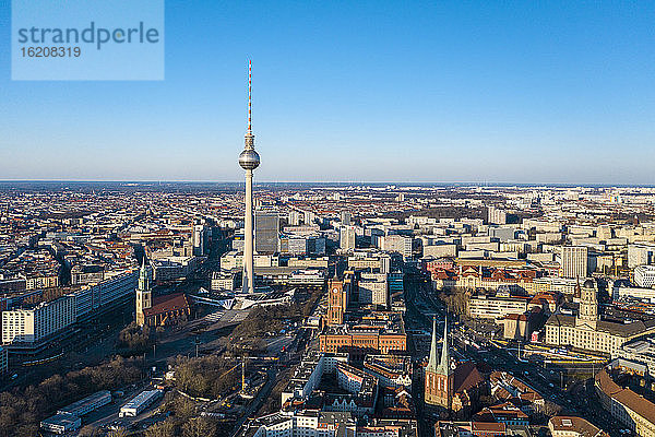Blick auf Alexanderplatz mit Fernsehturm  Rotes Rathaus und St. Marienkirche  Berlin  Deutschland  Europa