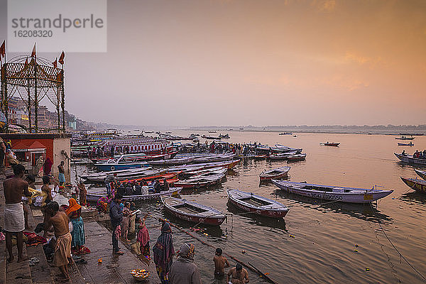 Dashashwamedh Ghat  das wichtigste Ghat am Ganges  Varanasi  Uttar Pradesh  Indien  Asien