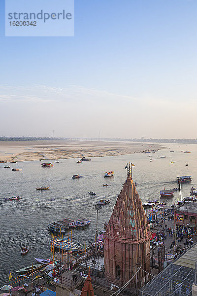 Blick auf Varanasi Ghats und Ganges  Varanasi  Uttar Pradesh  Indien  Asien