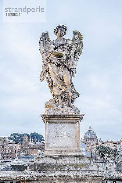 Ponte Sant'Angelo  Petersdom im Hintergrund  UNESCO-Weltkulturerbe  Rom  Latium  Italien  Europa