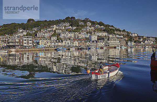 Der bekannte Fischerhafen von Looe  in der frühen Morgensonne  an der Südküste Cornwalls  Looe  Cornwall  England  Vereinigtes Königreich  Europa