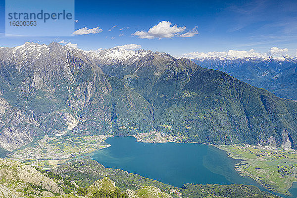 Luftaufnahme des Novate Mezzola Sees im Frühling  Valchiavenna  Provinz Sondrio  Valtellina  Lombardei  Italien  Europa