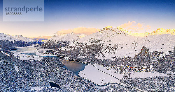 Luftaufnahme der Drohne von Lej Da Champfer  Silvaplana  schneebedeckter Piz Da La Margna und Piz Polaschin  Engadin  Kanton Graubünden  Schweiz  Europa