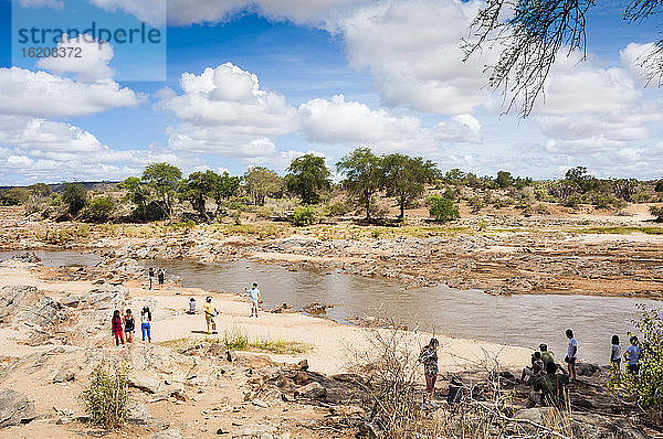 Touristen am Galana-Fluss  Tsavo-Ost-Nationalpark  Kenia  Ostafrika  Afrika