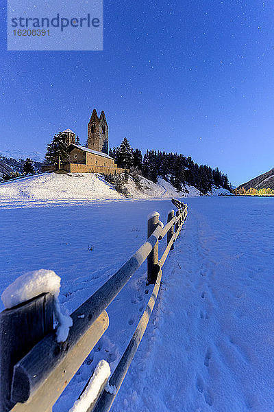 Holzzaun im Schnee um die Kirche San Gian  Celerina  St. Moritz  Engadin  Kanton Graubünden  Schweiz  Europa