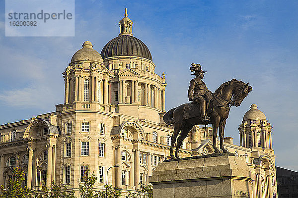 Statue von König Edward VII. vor dem Port of Liverpool Building  UNESCO-Weltkulturerbe  Liverpool  Merseyside  England  Vereinigtes Königreich  Europa