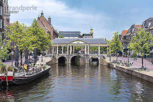 Koornbrug-Brücke im Herzen der Altstadt von Leiden beim Rathaus  Leiden  Süd-Holland  Niederlande  Europa