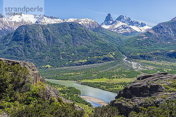 Das Castillo-Gebirge und das weite Tal des Ibanez-Flusses von der Panamerikanischen Autobahn aus gesehen  Region Aysen  Patagonien  Chile  Südamerika