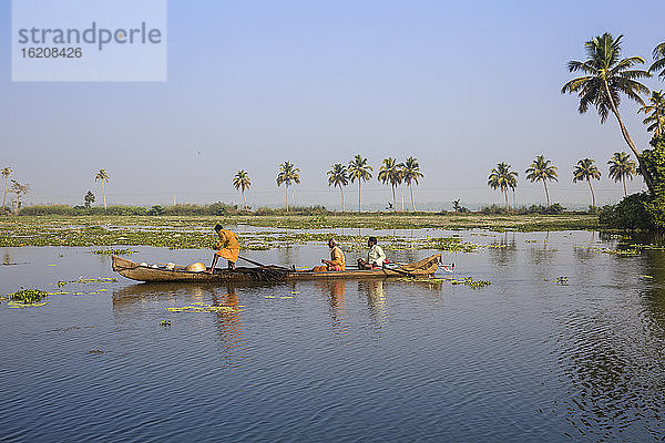 Männer  die vom Einbaum aus fischen  Backwaters  Alappuzha (Alleppey)  Kerala  Indien  Asien