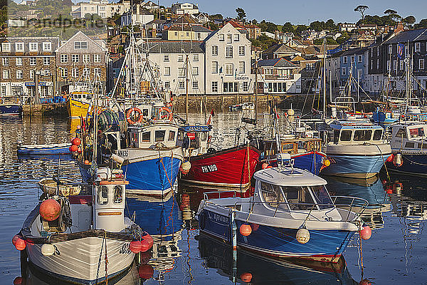 Der archetypische kornische Fischereihafen von Mevagissey  in der Nähe von St. Austell  an der Südküste von Cornwall  England  Vereinigtes Königreich  Europa