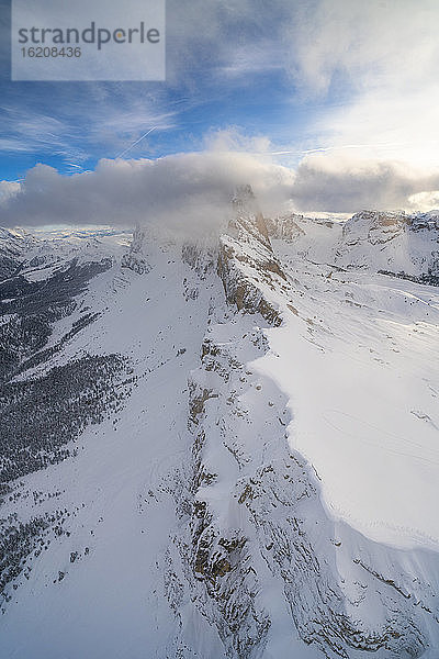 Seceda- und Odle-Gebirge im Winter  Luftaufnahme  Gröden  Dolomiten  Trentino-Südtirol  Italien  Europa