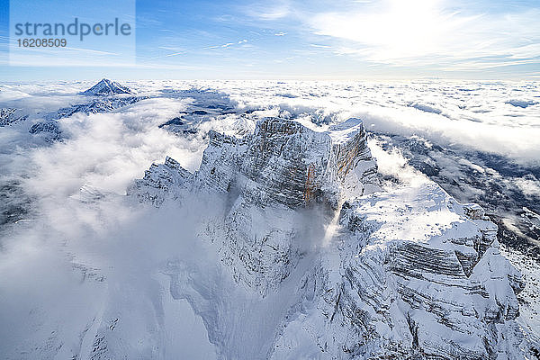 Der schneebedeckte Monte Pelmo taucht aus den Wolken auf  Luftaufnahme  Dolomiten  Provinz Belluno  Venetien  Italien  Europa