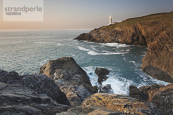 Eine friedliche Abenddämmerung an der Atlantikküste Cornwalls mit dem Leuchtturm von Trevose Head in der Nähe von Padstow  Cornwall  England  Vereinigtes Königreich  Europa