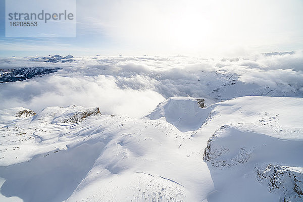 Luftaufnahme des verschneiten Pordoi Sass Pordoi  Sellagruppe  Dolomiten  Trentino-Südtirol  Italien  Europa