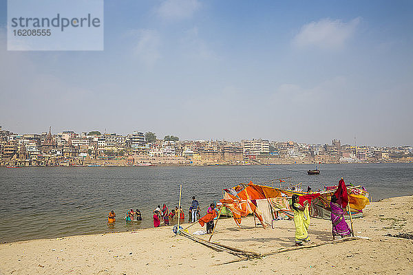 Aufhängen von Wäsche am Ufer des Ganges  Varanasi  Uttar Pradesh  Indien  Asien
