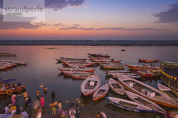 Dashashwamedh Ghat  das wichtigste Ghat am Ganges  Varanasi  Uttar Pradesh  Indien  Asien
