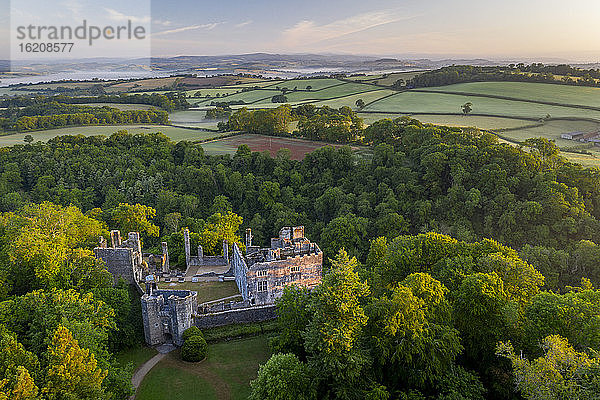 Luftaufnahme von Schloss Berry Pomeroy in der Morgendämmerung des Frühlings  Devon  England  Vereinigtes Königreich  Europa