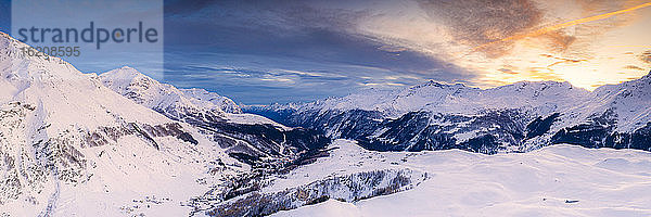 Luftpanorama mit der Drohne von Madesimo und Andossi während eines winterlichen Sonnenuntergangs  Valchiavenna  Valtellina  Lombardei  Italien  Europa