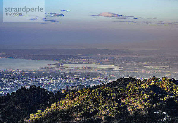 Blick über die Blue Mountains in Richtung Kingston bei Sonnenaufgang  Gemeinde Saint Andrew  Jamaika  Westindische Inseln  Karibik  Mittelamerika