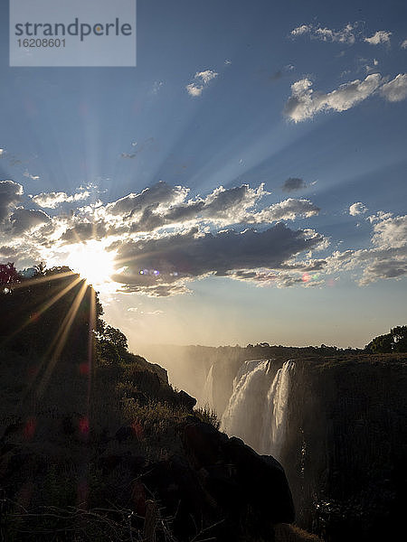 Blick auf die Viktoriafälle am Sambesi  UNESCO-Weltkulturerbe  an der Grenze zwischen Sambia und Simbabwe  Afrika