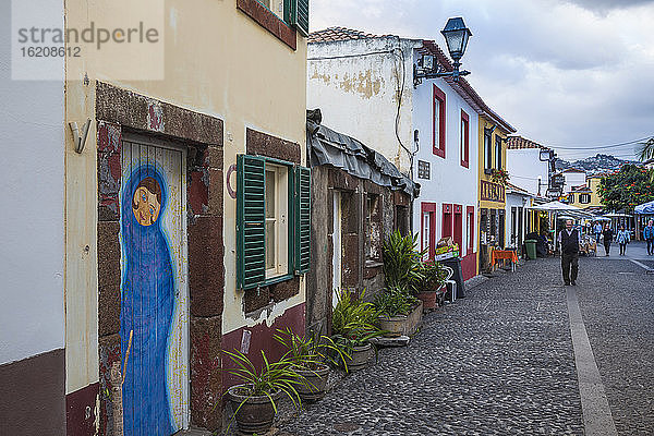 Bemalte Türen in der Rue Da Santa Maria  Funchal  Madeira  Portugal  Atlantik  Europa