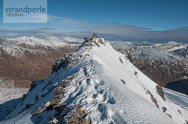 Sgurr a'Bhealaich Dheirg  der höchste und schönste Munro auf dem Brothers Ridge  oberhalb von Glen Shiel  Highlands  Schottland  Vereinigtes Königreich  Europa