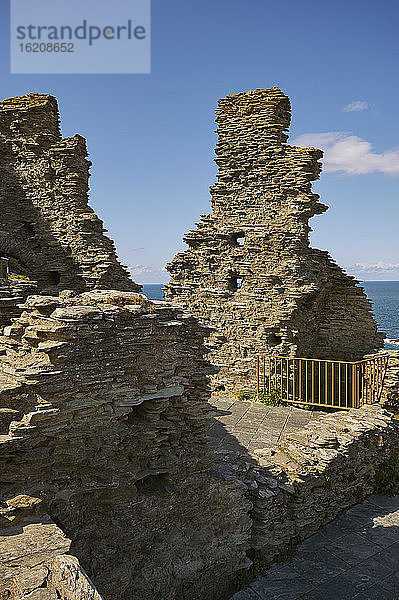 Die mittelalterlichen Ruinen der Burg Tintagel  angeblich der Geburtsort von König Arthur  an den Klippen der Atlantikküste bei Tintagel  Cornwall  England  Vereinigtes Königreich  Europa