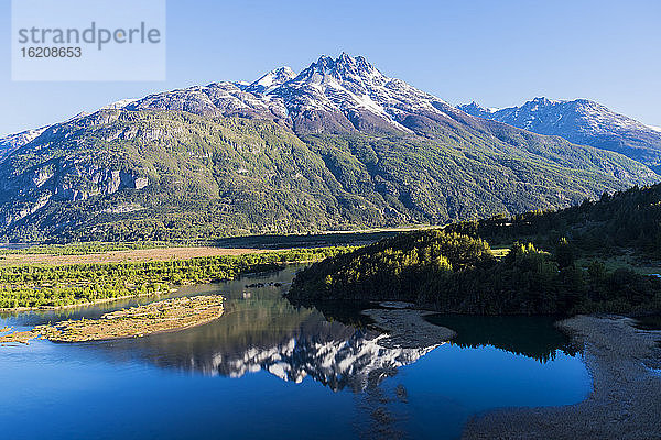 Das Castillo-Gebirge und das weite Tal des Ibanez-Flusses von der Panamerikanischen Autobahn aus gesehen  Region Aysen  Patagonien  Chile  Südamerika