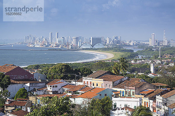 Olinda das historische Zentrum  UNESCO-Weltkulturerbe Siite  mit der Stadt Recife in der Ferne  Pernambuco  Brasilien  Südamerika