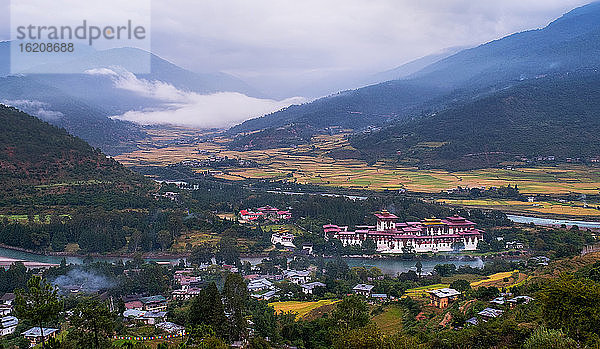 Punakha Dzong  der zweitgrößte und zweitälteste Dzong in Bhutan  Punakha  Bhutan  Asien