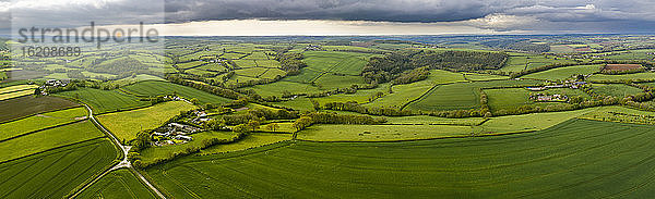 Luftaufnahme der hügeligen Landschaft in der Nähe des Dorfes Coldridge  Devon  England  Vereinigtes Königreich  Europa