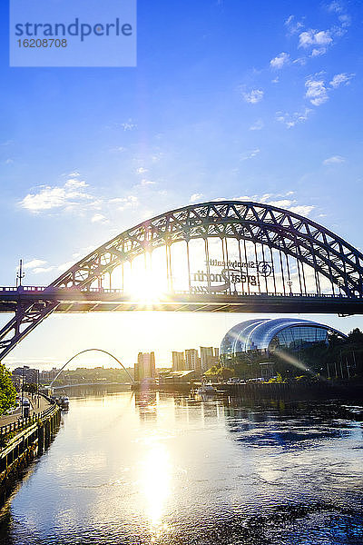 The Sage Arts Centre und die Tyne-Brücke über den Fluss Tyne  Gateshead  Newcastle-upon-Tyne  Tyne and Wear  England  Vereinigtes Königreich  Europa