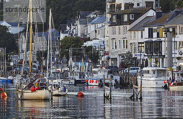 Der bekannte Fischerhafen von Looe  in der frühen Morgensonne  an der Südküste Cornwalls  Looe  Cornwall  England  Vereinigtes Königreich  Europa