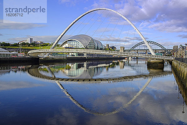 The Sage Arts Centre  Gateshead Millennium Bridge und Tyne Bridge über den Fluss Tyne  Gateshead  Tyne and Wear  England  Vereinigtes Königreich  Europa