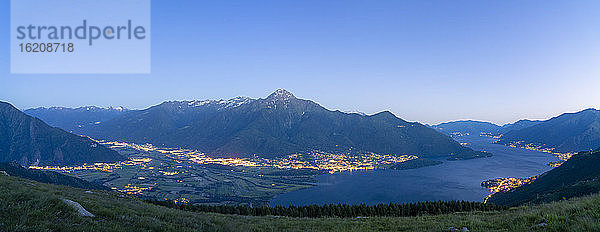 Panorama der Abenddämmerung über den Comer See  Alto Lario und das untere Veltlin  Lombardei  Italienische Seen  Italien  Europa