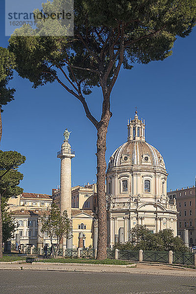 Kirche des Allerheiligsten Namens Mariens auf dem Trajansforum und der Trajanssäule  UNESCO-Weltkulturerbe  Rom  Latium  Italien  Europa