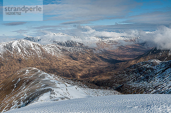 Ein Blick auf Fionngleann im Winter von Brothers Ridge in Kintail mit den Hügeln von Wester Ross in der Ferne  Highlands  Schottland  Grossbritannien  Europa
