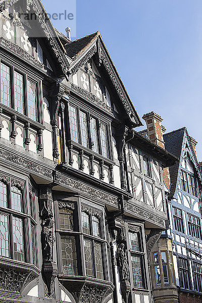 Tudor-Gebäude in der Eastgate Street  Chester  Cheshire  England  Vereinigtes Königreich  Europa